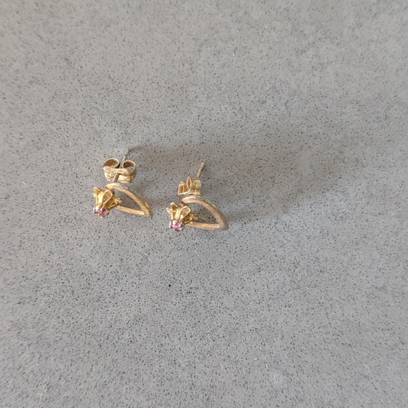 Vintage style heart studs - Picture 2 of 2